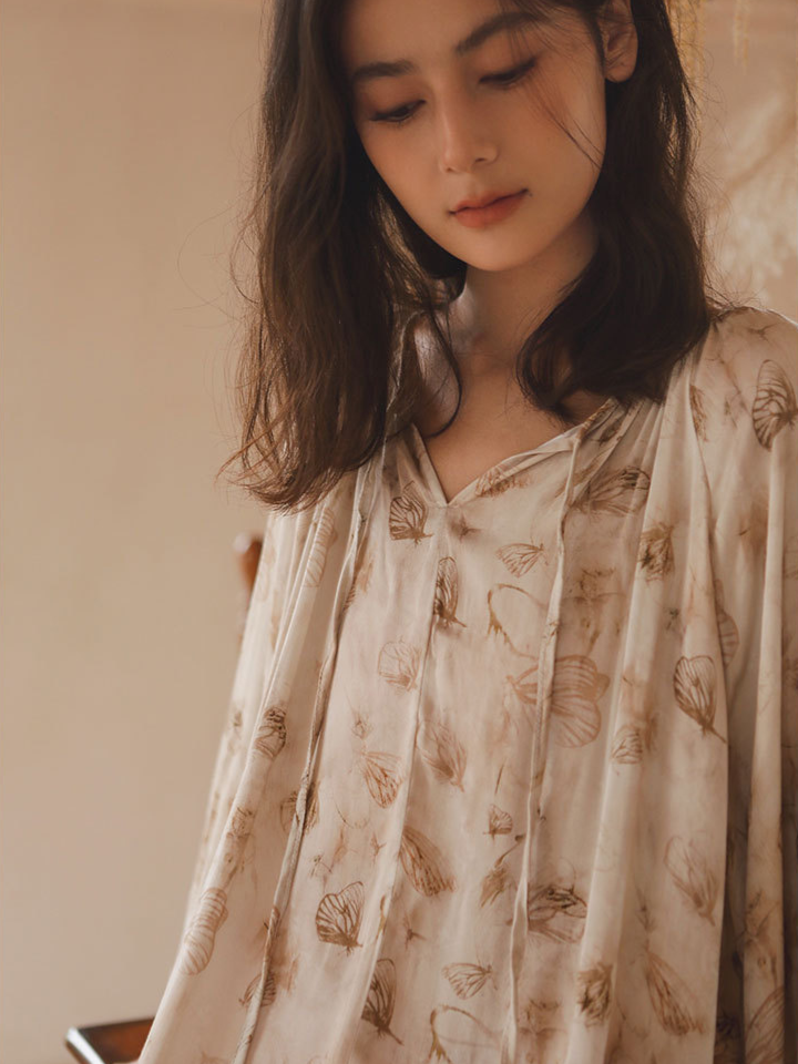 サテン 蝶柄プリント ロングナイトドレス